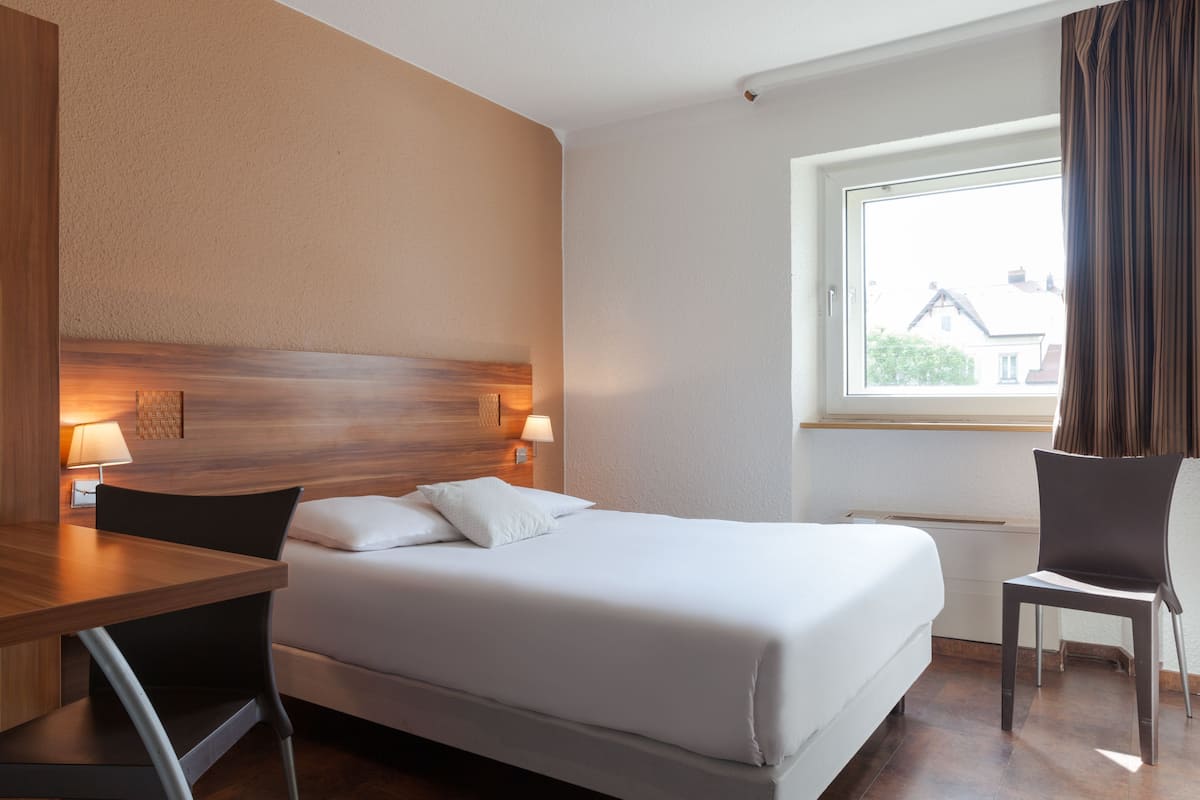 Klassieke tweepersoonskamer | Een bureau, een laptopwerkplek, gratis wifi, beddengoed