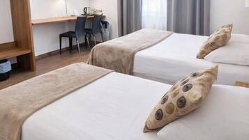 Habitació triple | Escriptori, espai de treball apte per a portàtils i wifi gratuïta