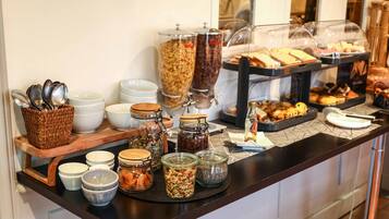 Se ofrece un desayuno bufé (13.00 EUR por persona)