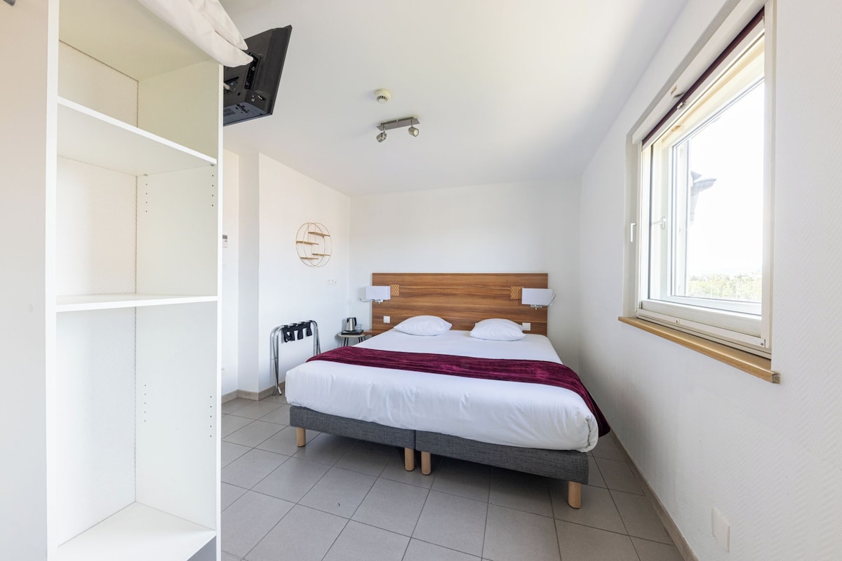 Standard Studio | Desk, laptop workspace, WiFi (free), bed sheets