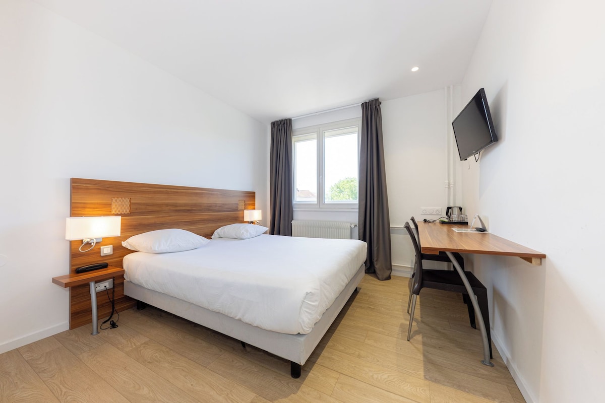 Superior Room | Desk, laptop workspace, WiFi (free), bed sheets