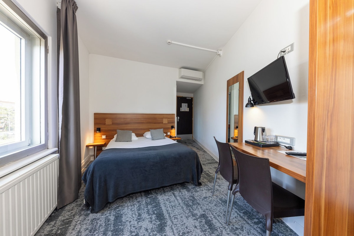 Classic Double or Twin Room | Desk, laptop workspace, WiFi (free), bed sheets