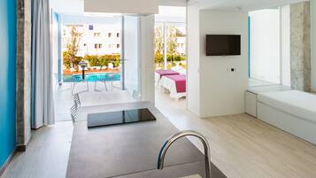 Premium appartement, 1 slaapkamer, balkon, uitzicht op zwembad | 1 slaapkamer, luxe beddengoed, een kluis op de kamer, een laptopwerkplek