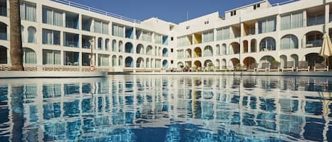 Outdoor pool, sun loungers