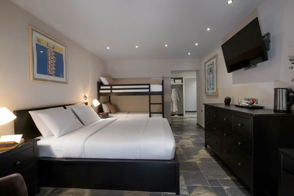 Ylelliset vuodevaatteet, tallelokero huoneessa, työpöytä