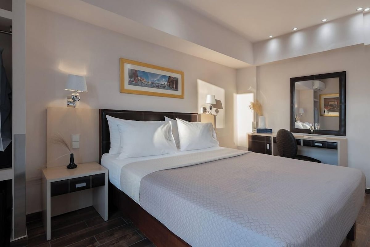 Premium bedding, in-room safe, desk, laptop workspace