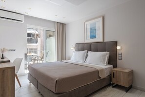 Suite Familiale, balcon | Literie de qualité supérieure, coffres-forts dans les chambres, bureau