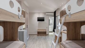 Quarto quádruplo econômico | 1 quarto, roupas de cama premium, cofres nos quartos, escrivaninha