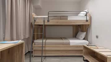 Une chambre avec un lit superposé, un bureau et une échelle.