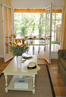 TV 40 cm con canali digitali, tavolo da ping pong