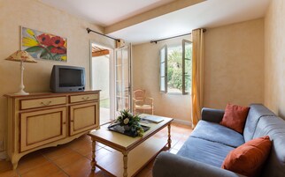 TV 40 cm con canali digitali, tavolo da ping pong