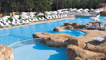 Una piscina al aire libre de temporada