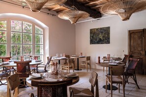 2 restaurantes; se sirven comidas y cenas