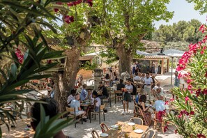 2 restaurantes; se sirven comidas y cenas