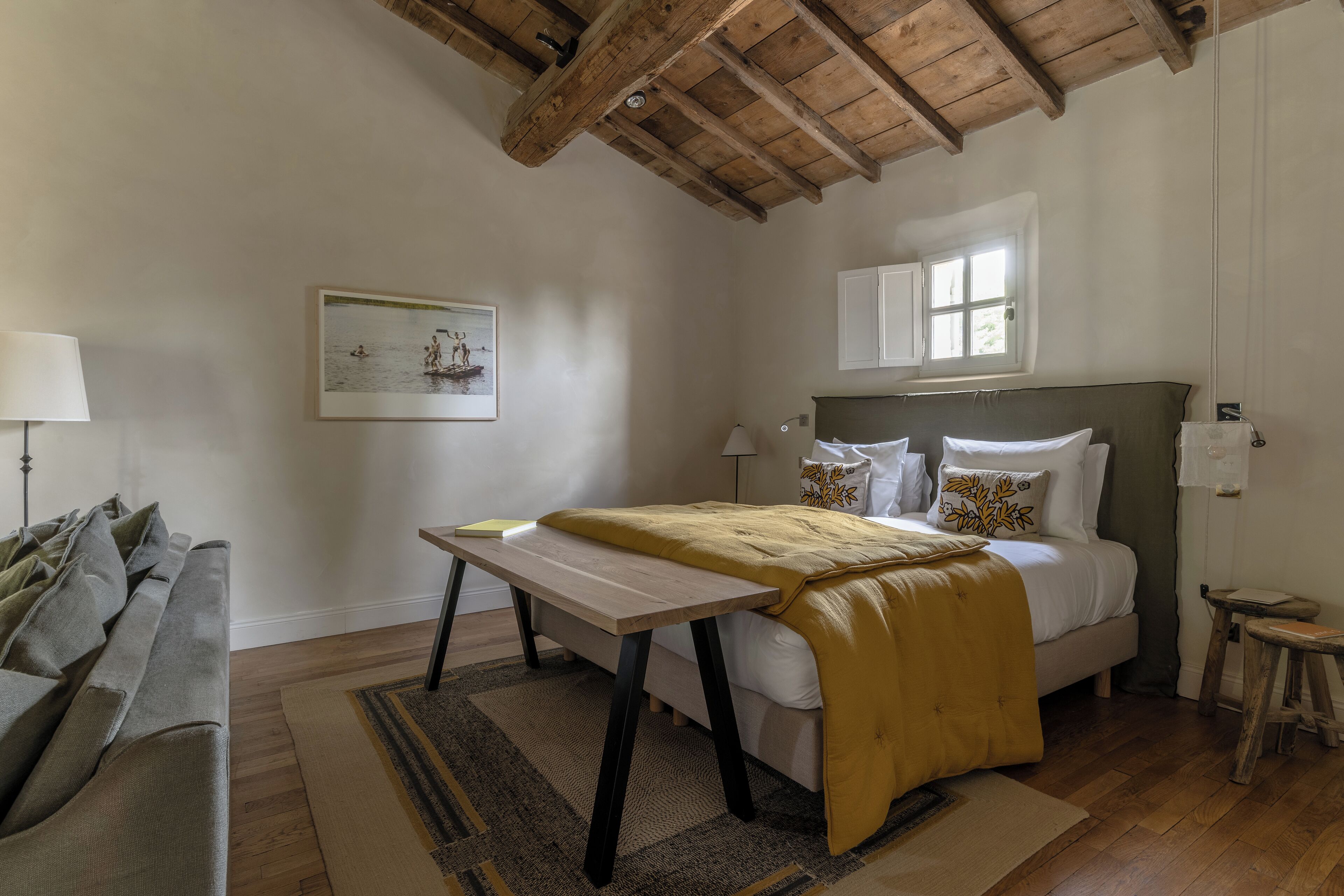 Une chambre à coucher avec un lit, une table de chevet et une fenêtre.
