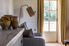 Habitación cuádruple Deluxe, Terraza | Área de sala de estar | Televisión de pantalla plana de 120 cm con canales vía satélite 