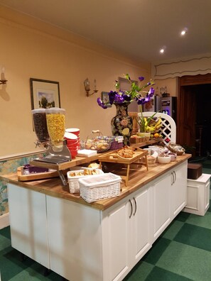 Tägliches Frühstücksbuffet gegen Gebühr