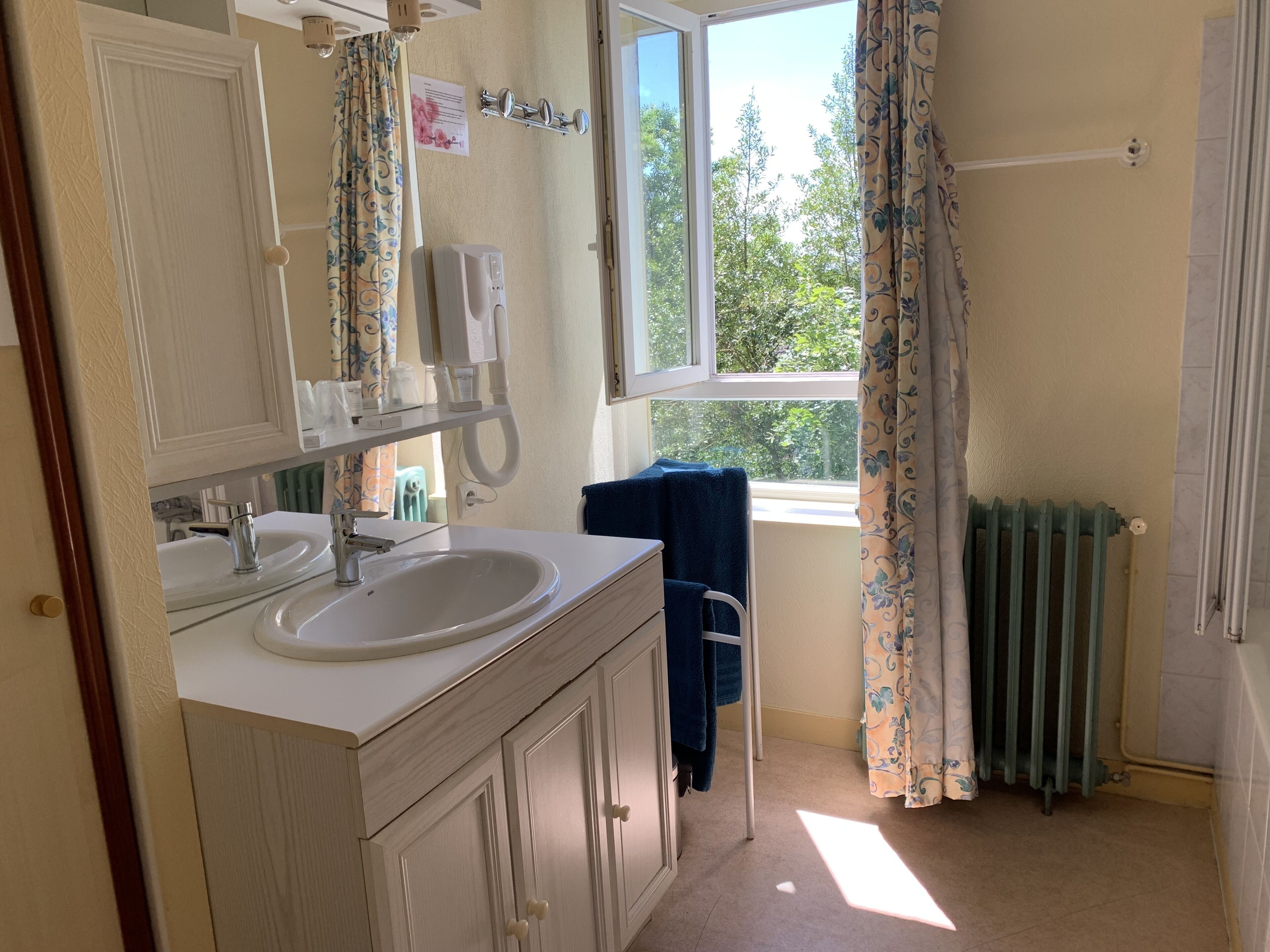 triple room | bathroom | free toiletries, hair dryer, towels