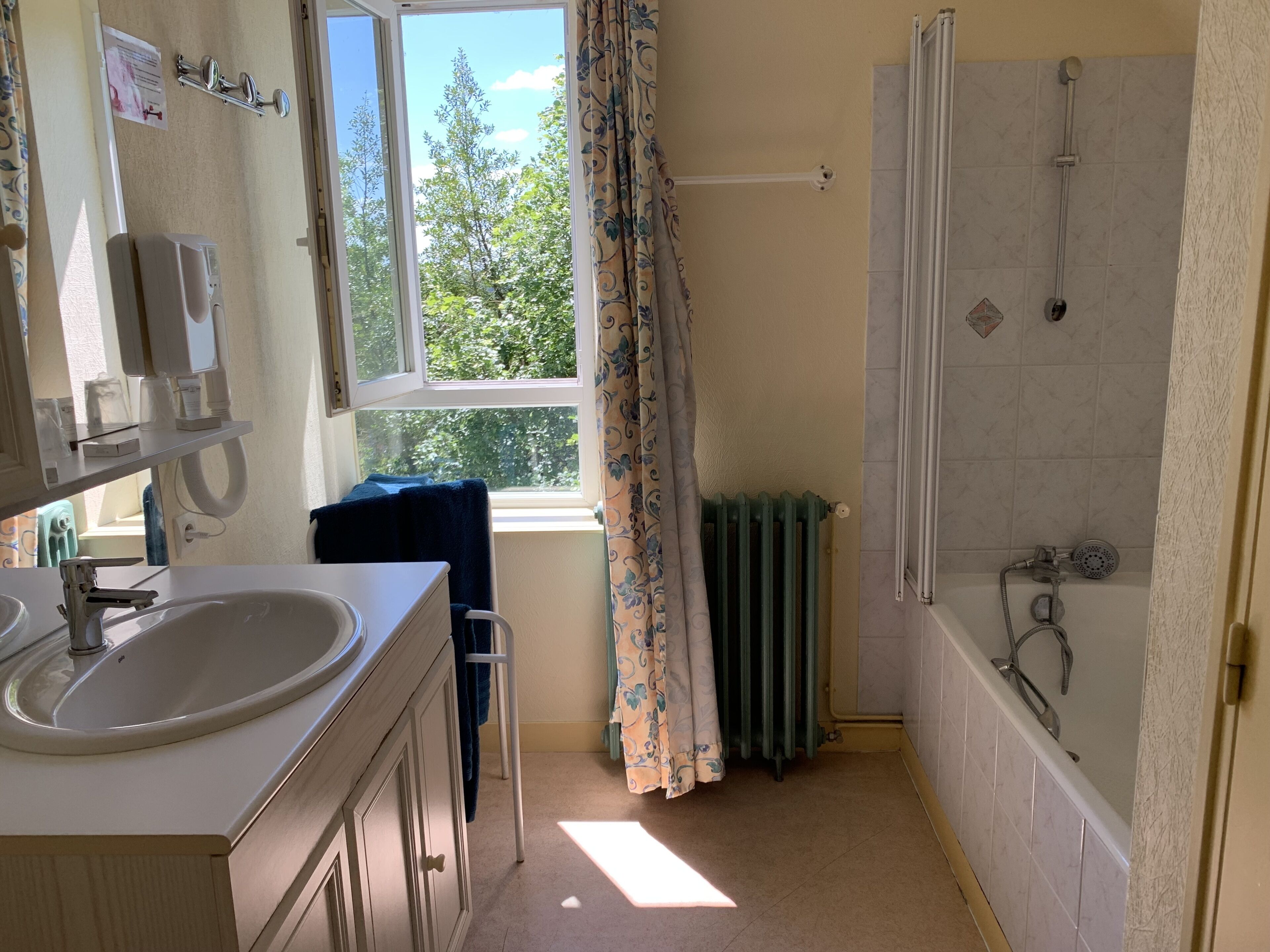 triple room | bathroom | free toiletries, hair dryer, towels