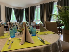 Breakfast, lunch, dinner served; French cuisine, garden views 