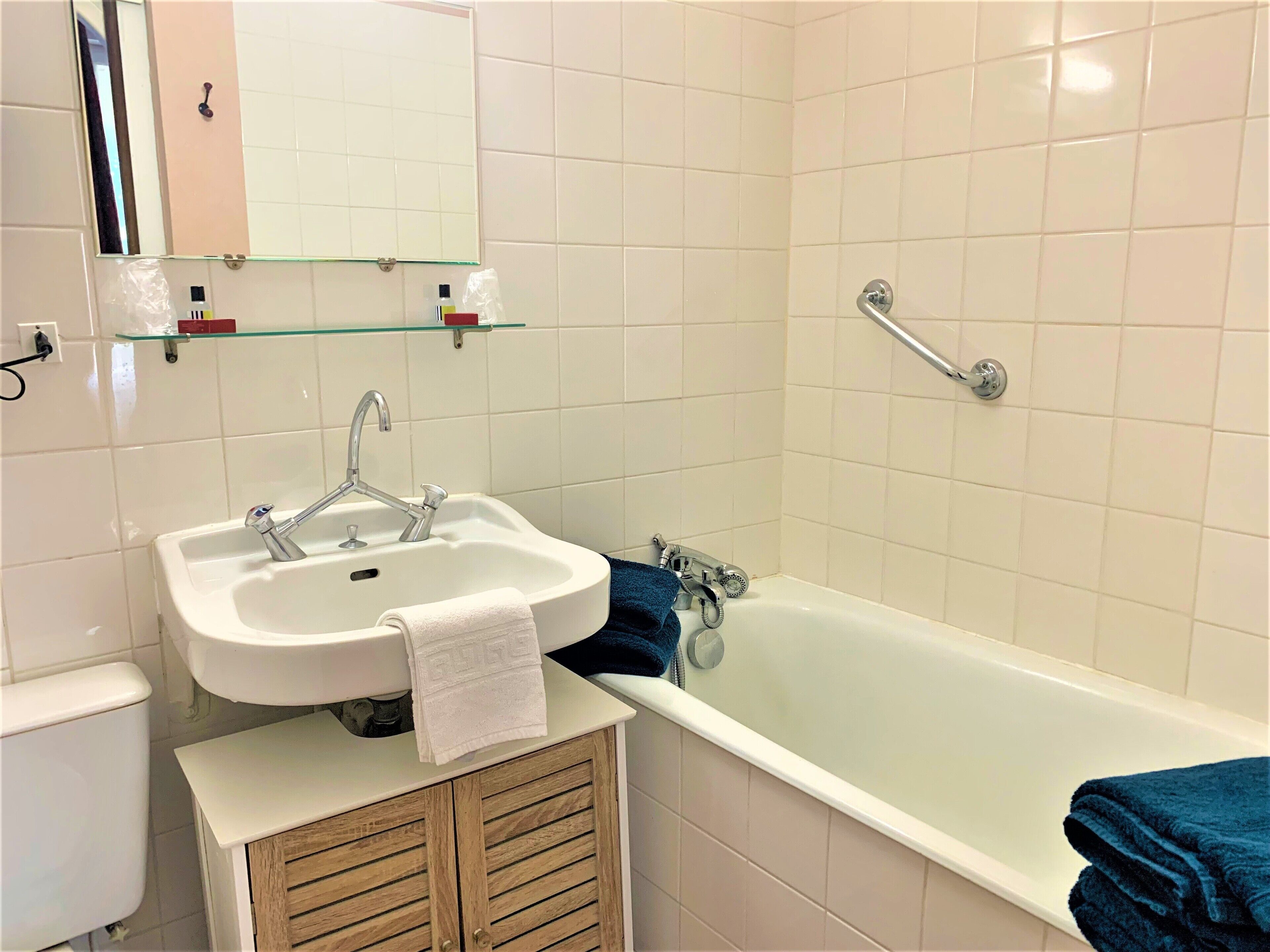 standard double room | bathroom | free toiletries, hair dryer, towels