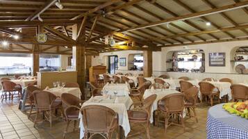 Café da manhã com buffet todos os dias mediante uma taxa