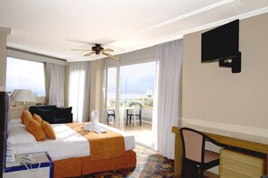 Suite Junior | Minibar, una scrivania, ferro/asse da stiro, Wi-Fi gratuito