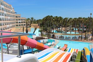 Piscina coperta, piscina all'aperto, ombrelloni da piscina, lettini