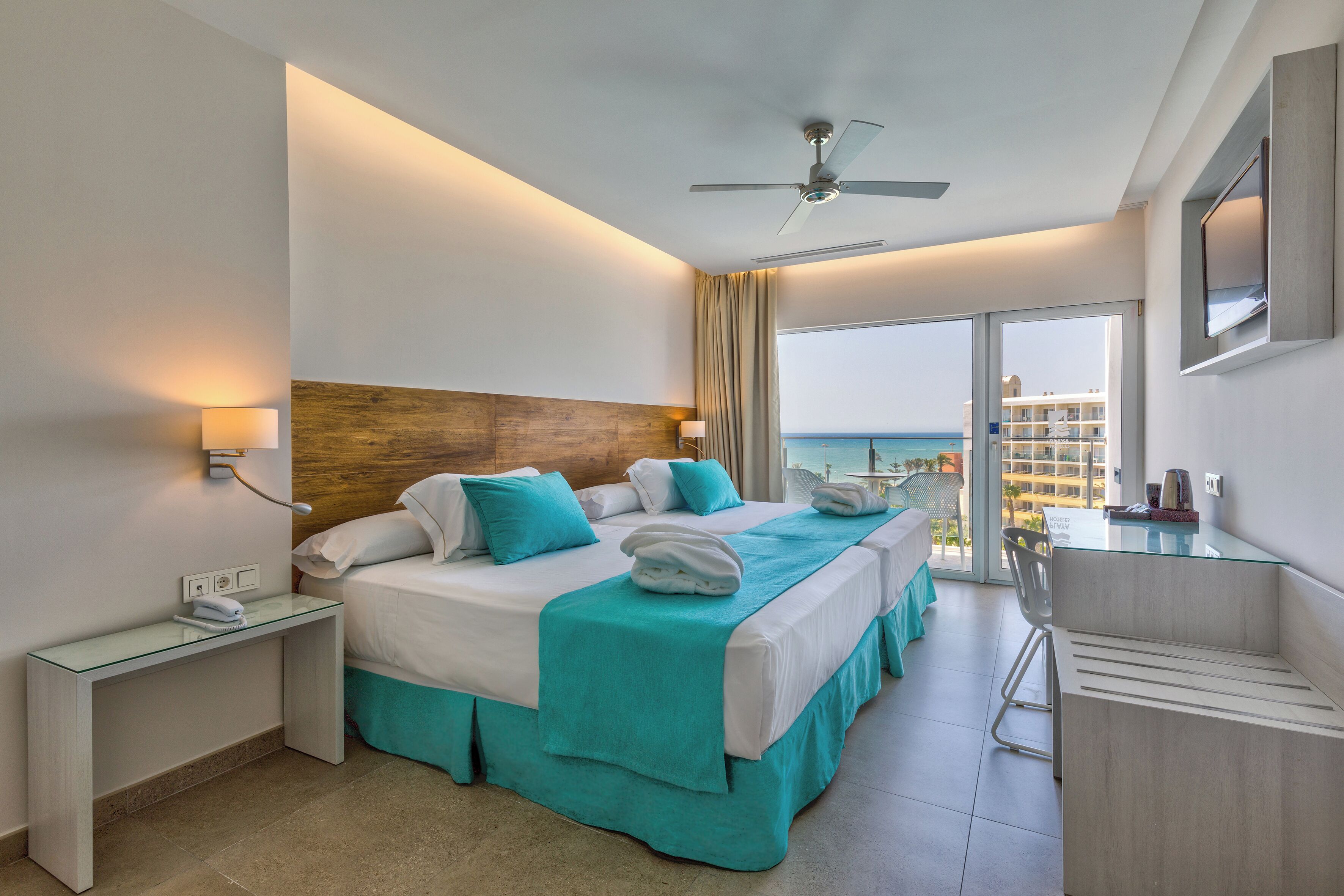 Minibar, escritorio, tabla de planchar con plancha y cunas gratuitas 