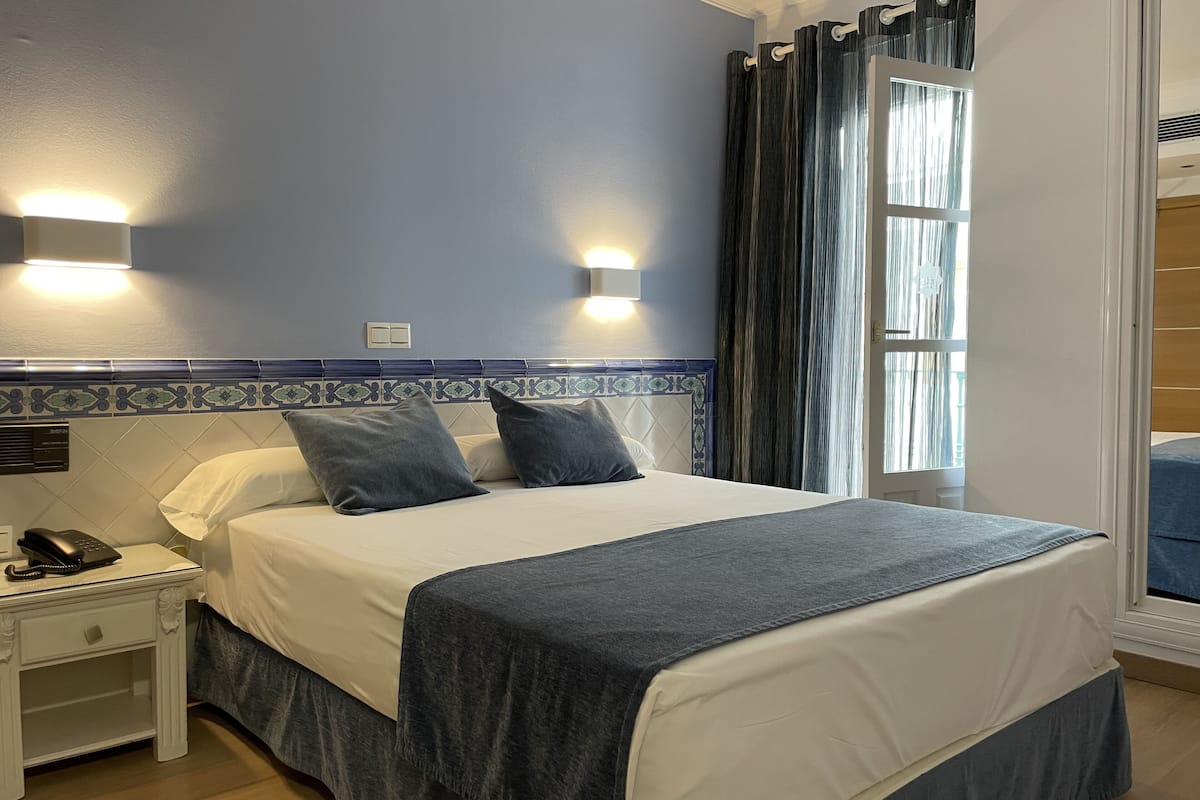 economy room | 1 bedroom, premium bedding, down duvets, select comfort beds