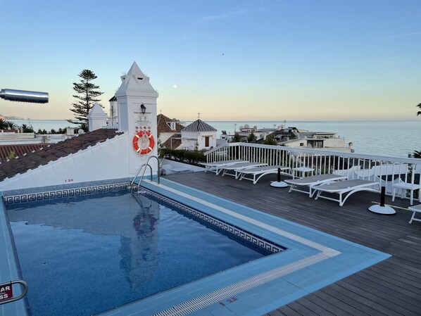 Piscine extérieure, parasols de plage, chaises longues