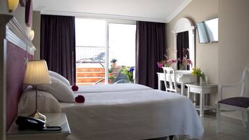 Traditionele Twin kamer, terras, uitzicht op zee | Luxe beddengoed, donsdekens, Select Comfort-bedden, een minibar