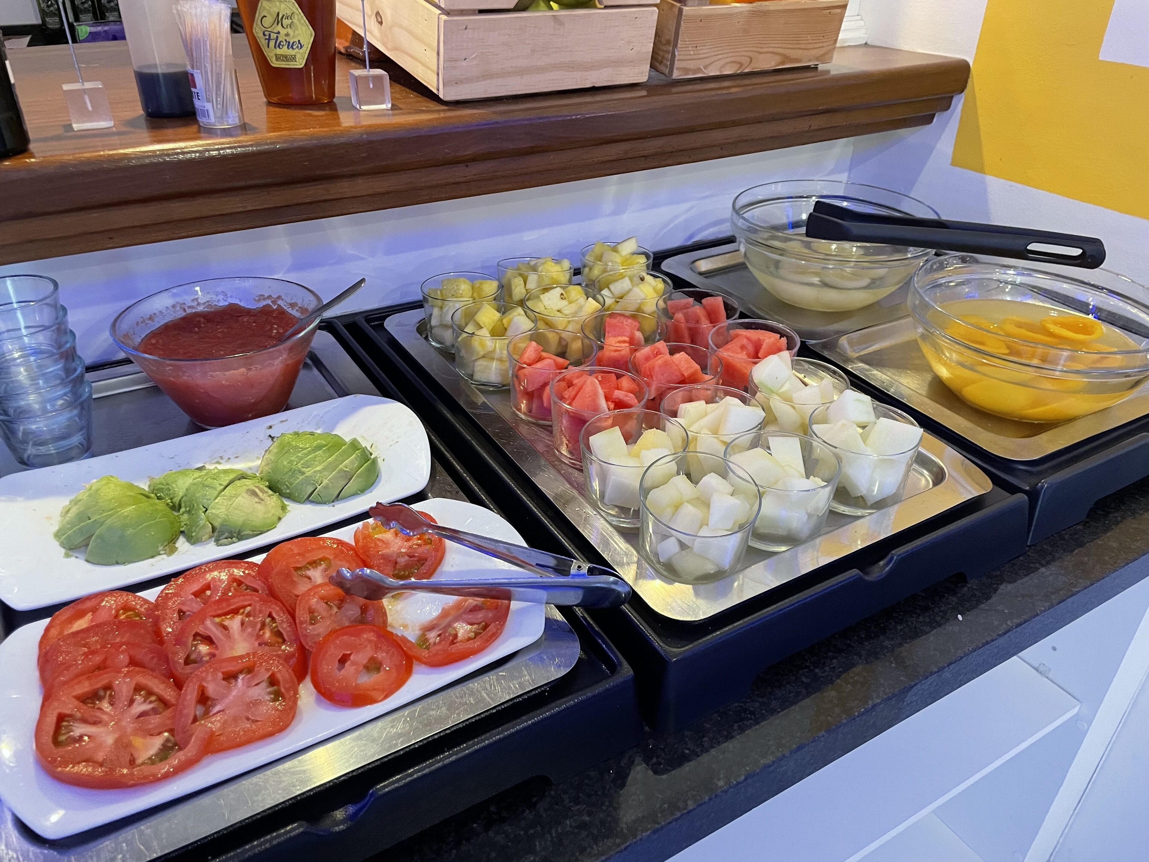 Ein reichhaltiges Buffet mit Obst, Gemüse und verschiedenen Beilagen.