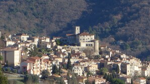 Une ville située sur une colline, avec des bâtiments historiques et une tour imposante.
