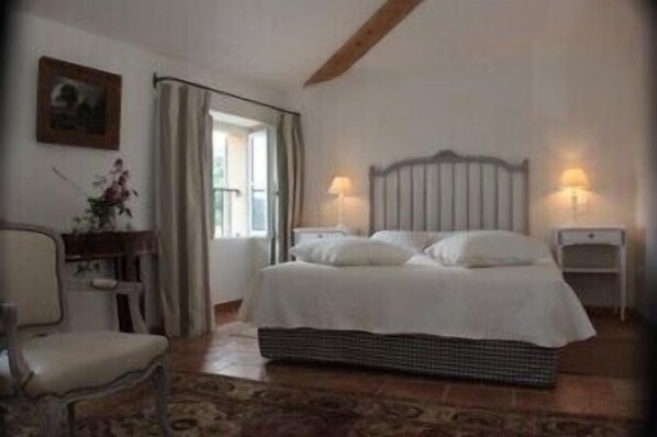 Bureau, fer et planche à repasser, lits bébé (gratuits)