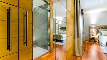 Minibar, Zimmersafe, individuell dekoriert, individuell eingerichtet