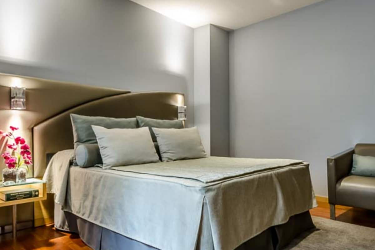 Minibar, caja de seguridad en la habitación y escritorio