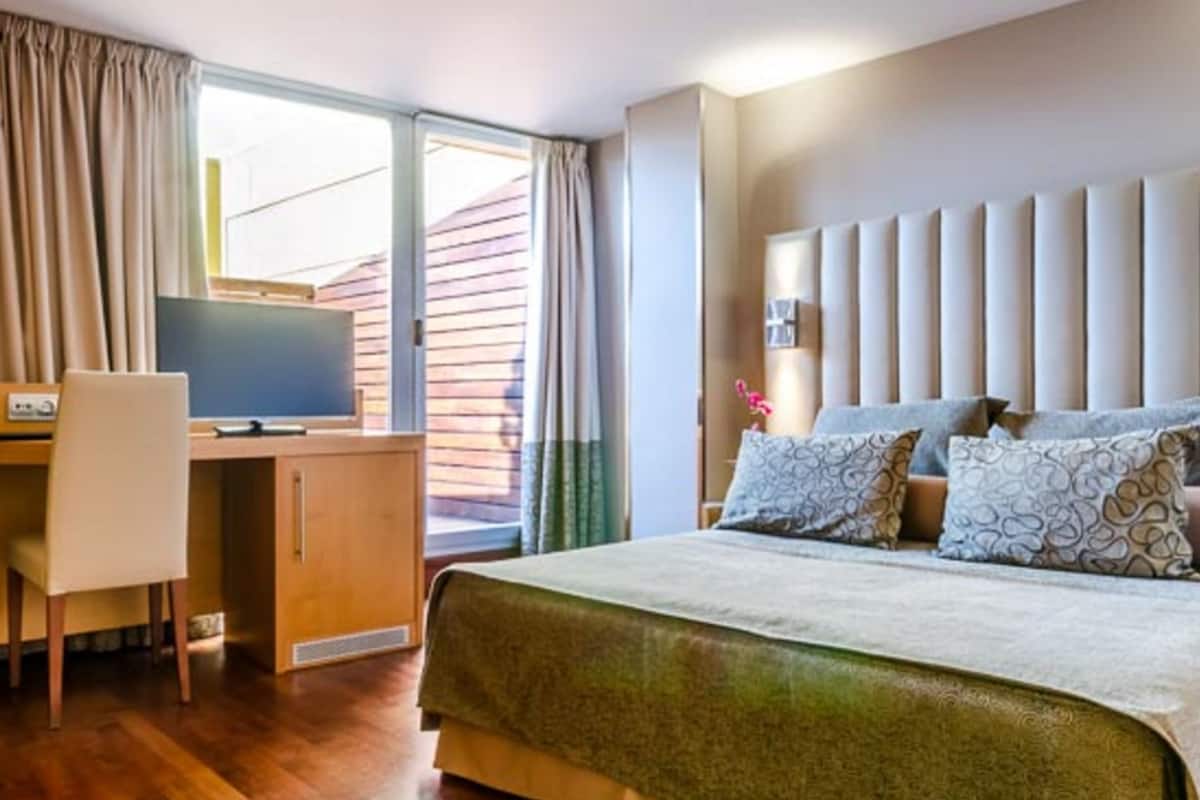 Minibar, caja de seguridad en la habitación y escritorio