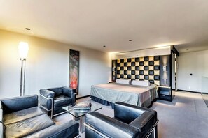 Minibar, brankas, dan didekorasi berbeda-beda