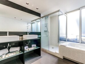 Combined shower/tub, rainfall showerhead, free toiletries, hair dryer - Sansi Barcelona (Barcelona)
