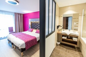 客房内保险箱、办公桌、隔音、婴儿床