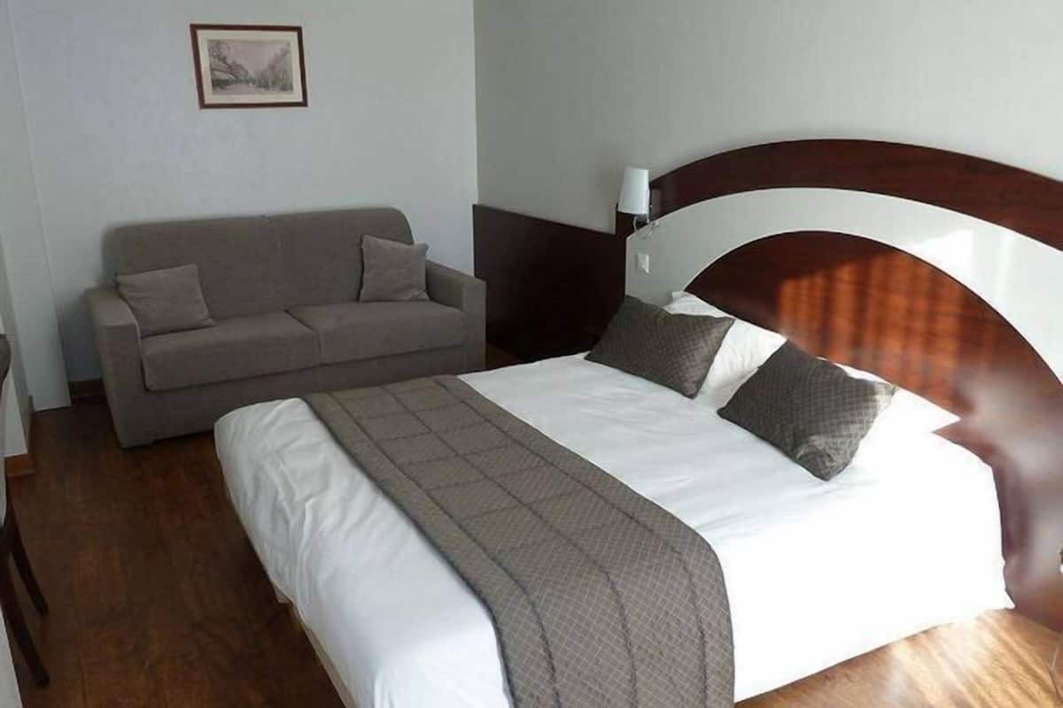 In-room safe, desk, soundproofing, cots/infant beds