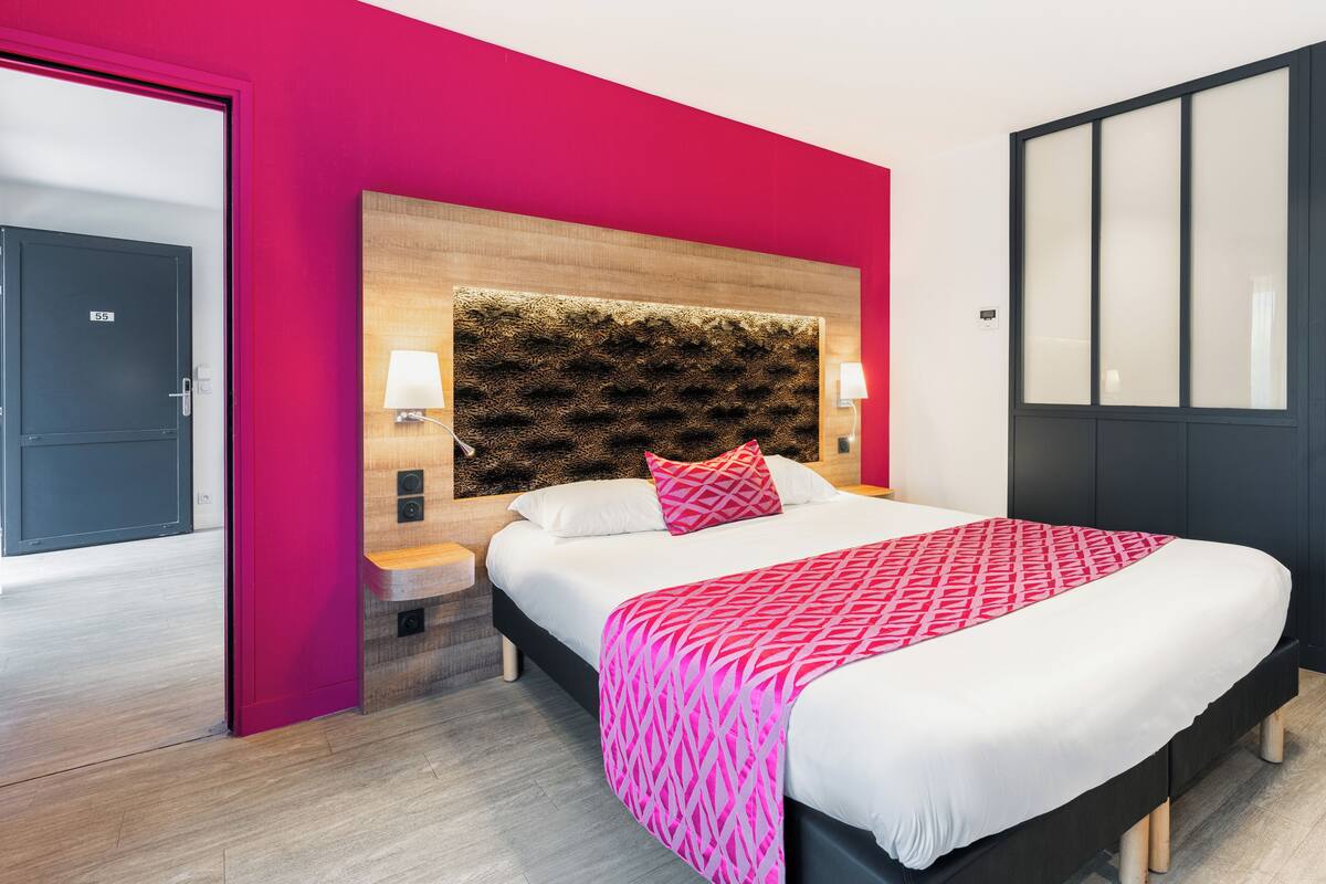 خزنة داخل الغرفة ومكتب وتجهيزات عازلة للصوت وأسرّة أطفال/رضّع