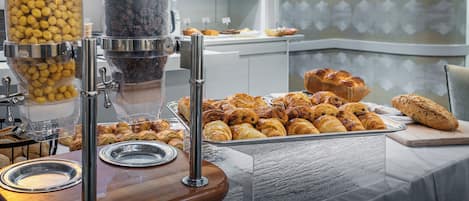 Daily continental breakfast (EUR 12.5 per person)