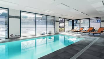 Indoor pool, sun loungers