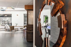 Reception - The Originals Boutique, Hôtel Le Lion d'Or (Maen-Roch)