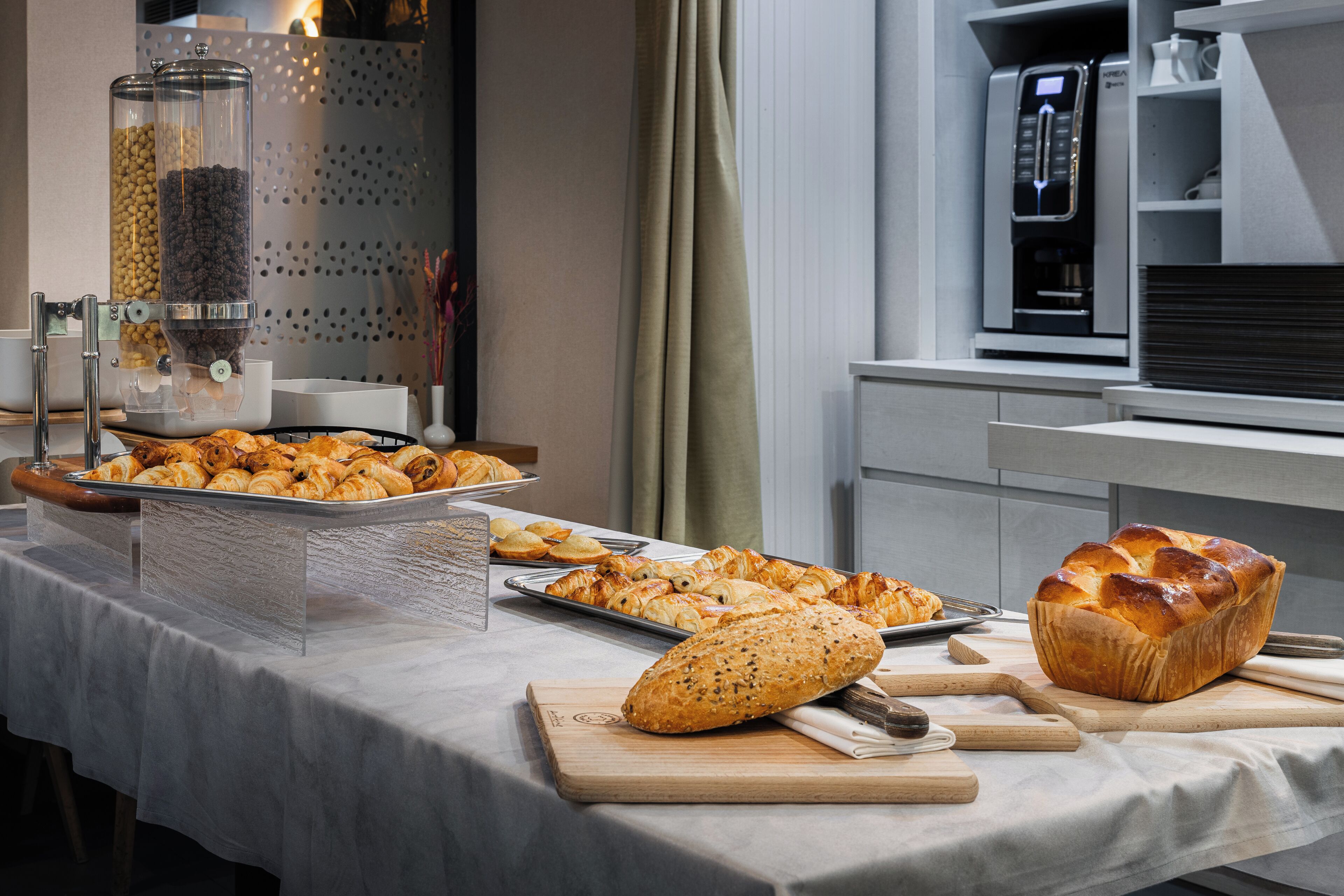 daily continental breakfast (eur 12.5 per person)