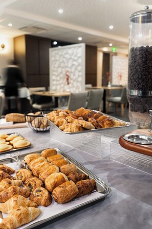 Daily continental breakfast (EUR 12.5 per person)
