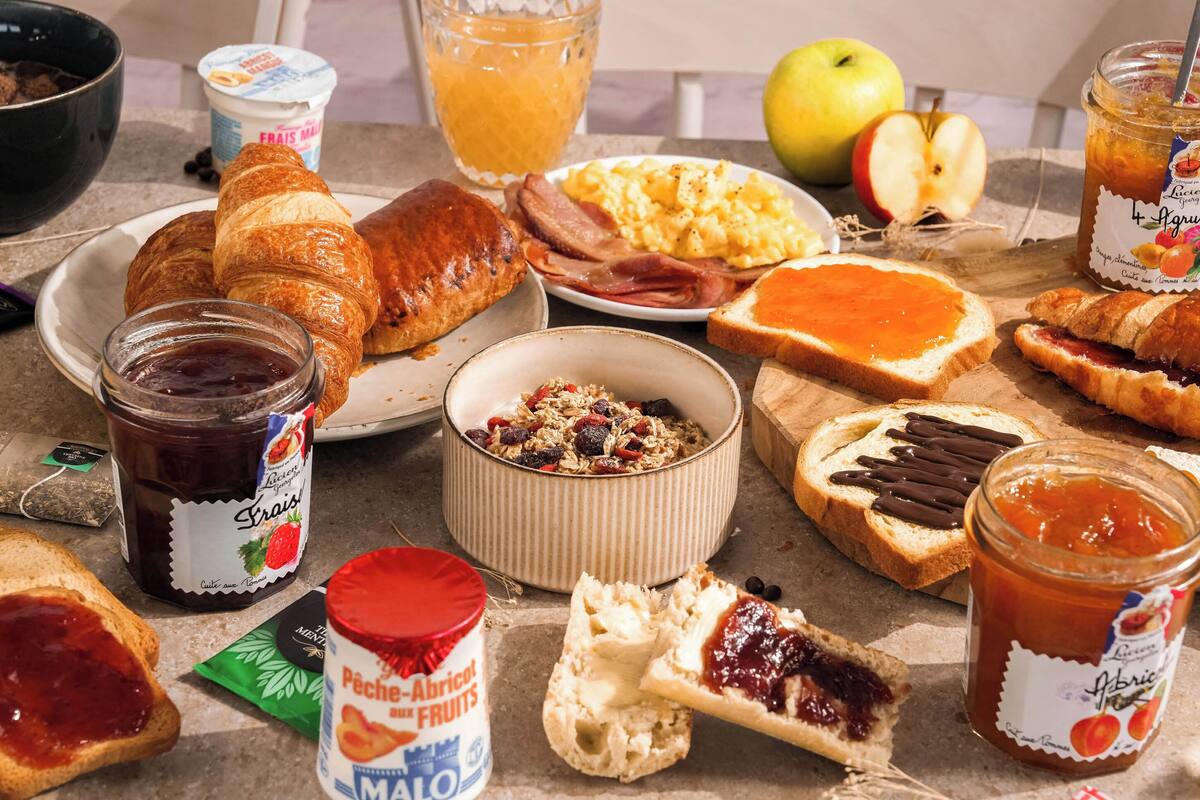 daily buffet breakfast for a fee