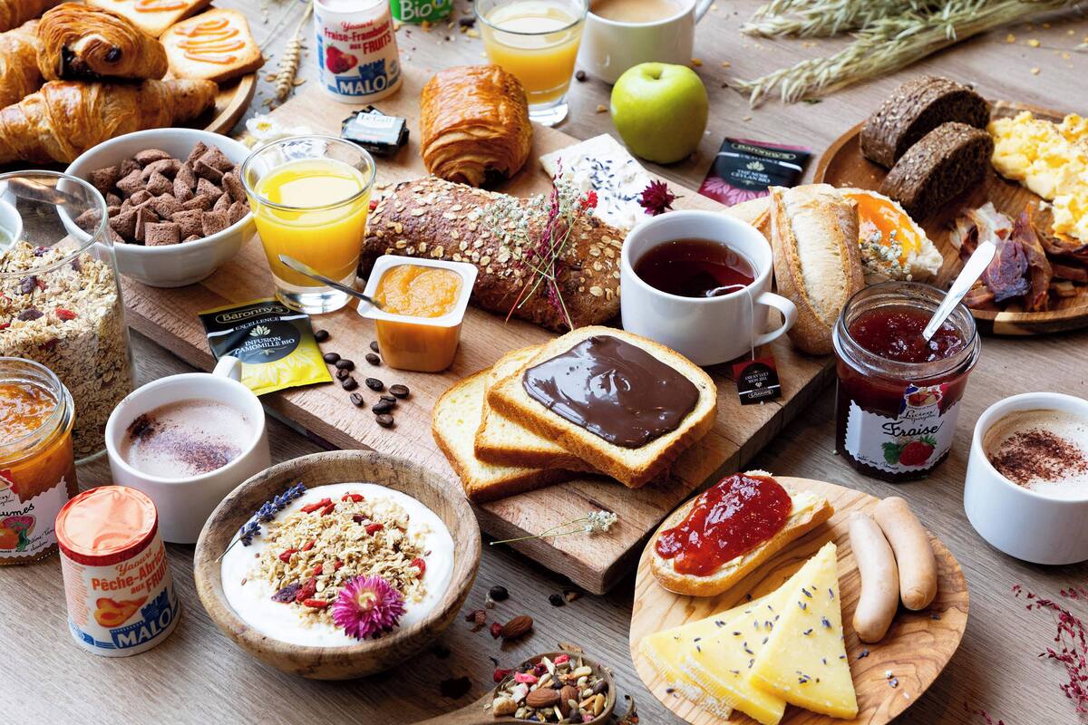 daily buffet breakfast for a fee